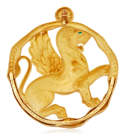 VAN CLEEF & ARPELS CHRYSOPRASE AND GOLD 'LION OF PERSEPOLIS' PENDANT - фото 3