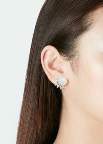NO RESERVE | CULTURED PEARL AND DIAMOND EARRINGS - фото 2