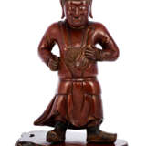Figur eines Knaben in eine Rüstung gekleidet aus Holz mit Lackauflage - Foto 1