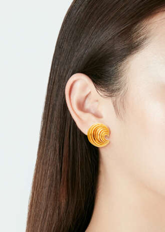 NO RESERVE | TIFFANY & CO. GOLD SCROLL EARRINGS - photo 2