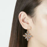 NO RESERVE | PAOLO COSTAGLI AND IRENE NEUWIRTH GROUP OF GOLD AND MULTI-GEM EARRINGS - Foto 4