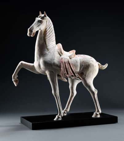 Tänzelndes Pferd aus Irdenware mit Resten von kalter Bemalung - photo 1
