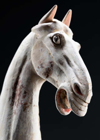 Tänzelndes Pferd aus Irdenware mit Resten von kalter Bemalung - photo 2