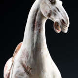Tänzelndes Pferd aus Irdenware mit Resten von kalter Bemalung - photo 3