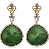 NO RESERVE | TWO PAIRS OF DIAMOND, COLORED DIAMOND AND MULTI-GEM EARRINGS - Foto 6