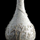 Weiss glasierte Flaschenvase mit Reliefdekor verschiedene Bäume und Chilongs - photo 1