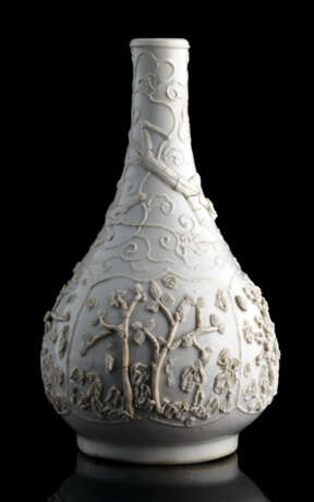 Weiss glasierte Flaschenvase mit Reliefdekor verschiedene Bäume und Chilongs - фото 1