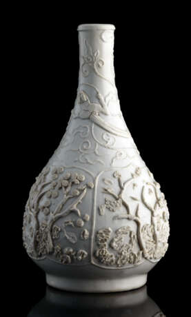 Weiss glasierte Flaschenvase mit Reliefdekor verschiedene Bäume und Chilongs - фото 2