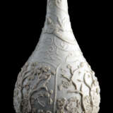 Weiss glasierte Flaschenvase mit Reliefdekor verschiedene Bäume und Chilongs - photo 2