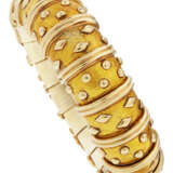 TIFFANY & CO., JEAN SCHLUMBERGER ENAMEL AND GOLD 'DOT LOZENGE' BANGLE BRACELET - Foto 1