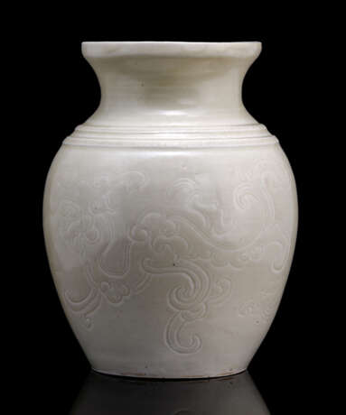 Cremefarben glasierte Vase mit eingeritztem Dekor zweier stilisierter Drachen - Foto 1