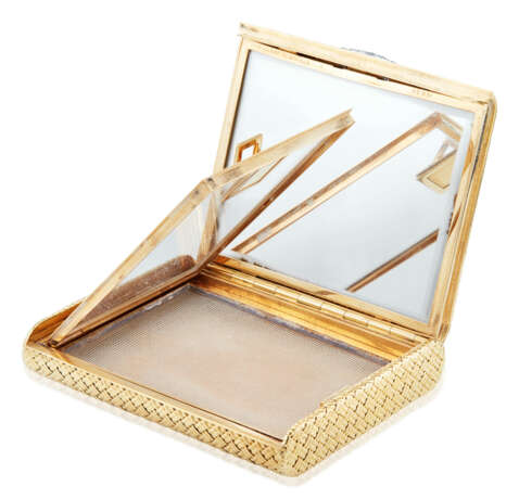 NO RESERVE | VAN CLEEF & ARPELS GOLD, DIAMOND AND SAPPHIRE COMPACT - photo 2