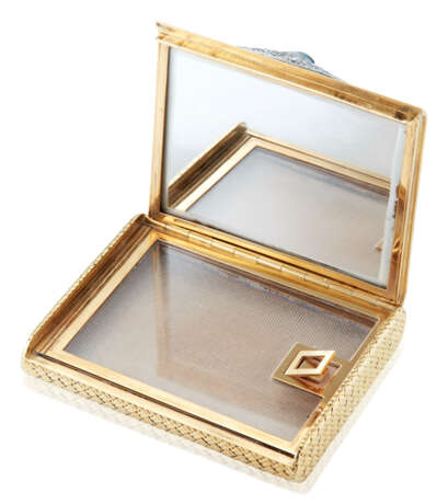 NO RESERVE | VAN CLEEF & ARPELS GOLD, DIAMOND AND SAPPHIRE COMPACT - photo 3