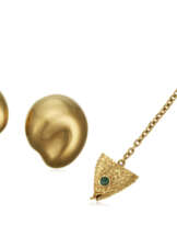 NO RESERVE | TIFFANY & CO., ELSA PERETTI GOLD EARRINGS AND TIFFANY & CO. GOLD AND EMERALD KEYCHAIN