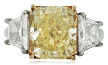 OSCAR HEYMAN & BROTHERS COLORED DIAMOND AND DIAMOND RING