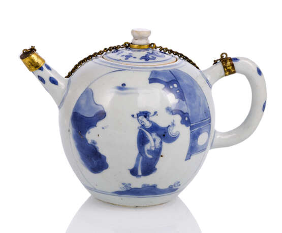 Unterglasurblau dekorierte Teekanne aus Porzellan mit vergoldeter Montierung - фото 1