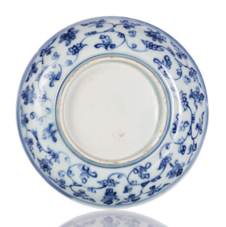 Unterglasurblau dekorierter Teller aus Porzellan - фото 2