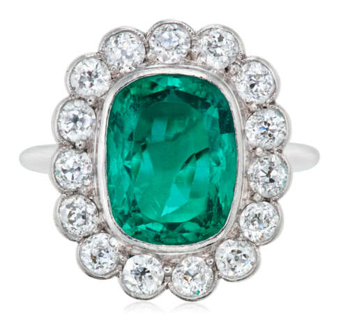 EMERALD AND DIAMOND RING - photo 1