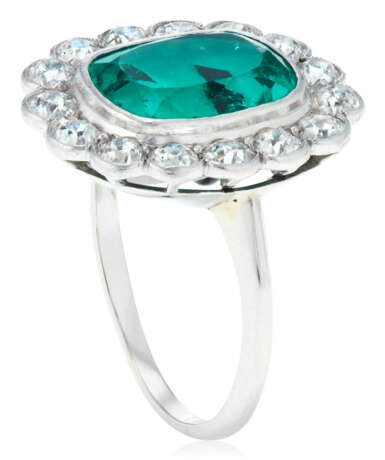 EMERALD AND DIAMOND RING - photo 3