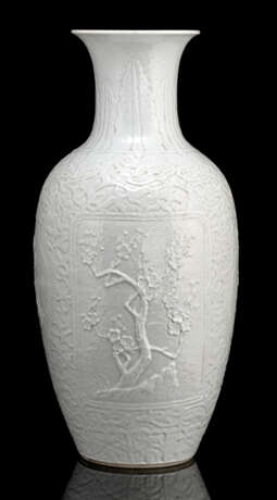 Modellierte Vase aus Porzellan mit milchig weißer Glasur - photo 1