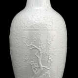 Modellierte Vase aus Porzellan mit milchig weißer Glasur - фото 1