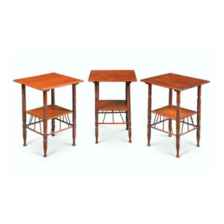 A GROUP OF THREE AESTHETIC MOVEMENT MAHOGANY COFFEE TABLES - Foto 1
