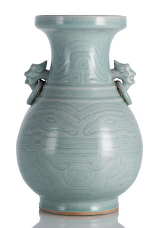 Seladonfarbene Vase mit weiter Mündung und zwei Handhaben in Form mythologischer Tierköpfe - Foto 1