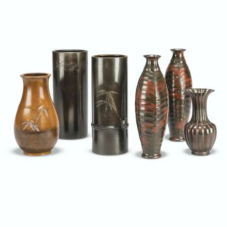 FOUR JAPANESE BRONZE VASES AND A PAIR OF BRONZE VASES - Foto 1