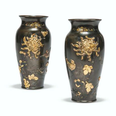 A PAIR OF JAPANESE BRONZE VASES - Foto 1