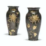 A PAIR OF JAPANESE BRONZE VASES - Foto 1