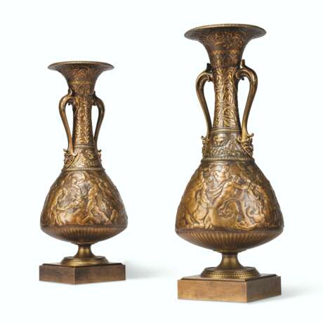 A PAIR OF FRENCH GILT AND PATINATED-BRONZE `NEO-GREC` VASES - Foto 1