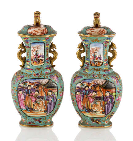 Paar 'Famille rose'-Deckelvasen mit Reliefdekor auf türkisem Grund - фото 1