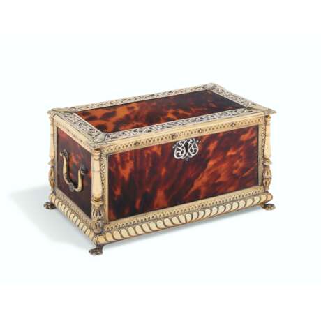 AN INDO-PORTUGUESE GILT-METAL AND SILVER-MOUNTED TORTOISESHELL TABLE CASKET - фото 1