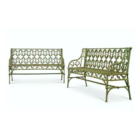 A PAIR OF FRENCH GOTHIC REVIVAL GREEN-PAINTED CAST-IRON GARDEN BENCHES - Foto 1