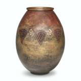 A FRENCH OVAL-SHAPED DINANDERIE PATINATED-COPPER VASE - Foto 1