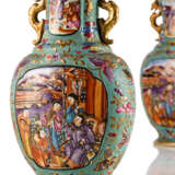 Paar 'Famille rose'-Deckelvasen mit Reliefdekor auf türkisem Grund - Foto 2