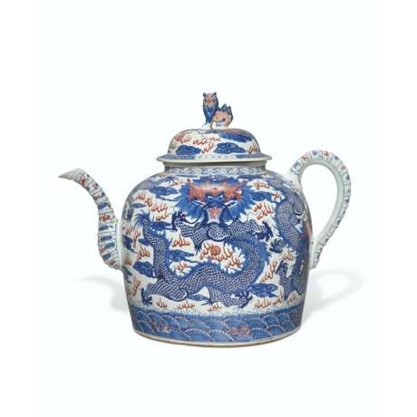 A CHINESE UNDERGLAZE BLUE AND IRON-RED PORCELAIN MONUMENTAL TEAPOT AND COVER - фото 1