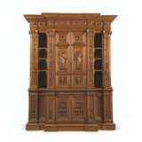 AN ITALIAN RENAISSANCE-REVIVAL FRUITWOOD AND WALNUT LARGE BOOKCASE-CABINET - Foto 1
