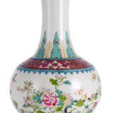 'Famille rose'-Flaschenvase mit Dekor von Blüten und Fledermäusen - Foto 3