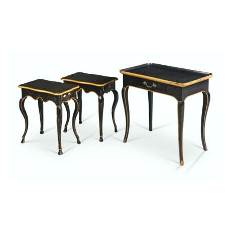 A GROUP OF THREE ITALIAN EBONISED OCCASIONAL TABLES - Foto 1