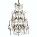 AN ITALIAN CUT, MOULDED AND BLOWN GLASS, TOLE AND GOLD-PAINTED METAL NINE-LIGHT CHANDELIER - Foto 1