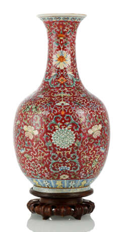 Rotgrundige Flaschenvase mit 'bajixiang'-Dekor - Foto 1