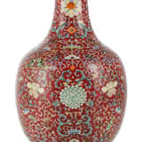 Rotgrundige Flaschenvase mit 'bajixiang'-Dekor - фото 1