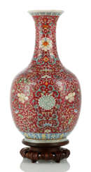 Rotgrundige Flaschenvase mit 'bajixiang'-Dekor