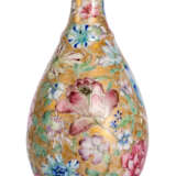 Kleine Flaschenvase mit Mille-fleur-Dekor auf goldenem Grund - фото 1