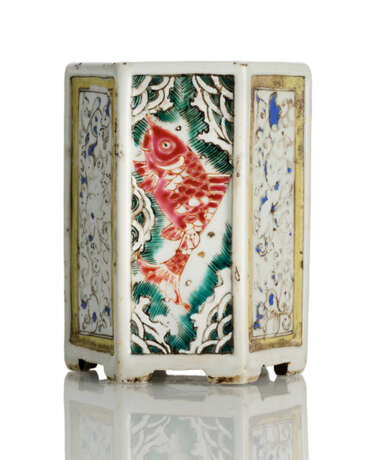 Polychrom dekorierter hexagonaler Pinselbecher aus Porzellan mit Fischen und Blüten - фото 1