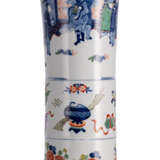Große Stangenvase aus Porzellan mit Wucai-Dekor einer Romanszene - Foto 1