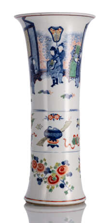 Große Stangenvase aus Porzellan mit Wucai-Dekor einer Romanszene - photo 1
