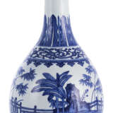 Flaschenvase mit unterglasurblauem Dekor eines Gartens - фото 1