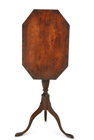 A FEDERAL CARVED AND CROSSBANDED MAHOGANY TILT-TOP CANDLESTAND - фото 1